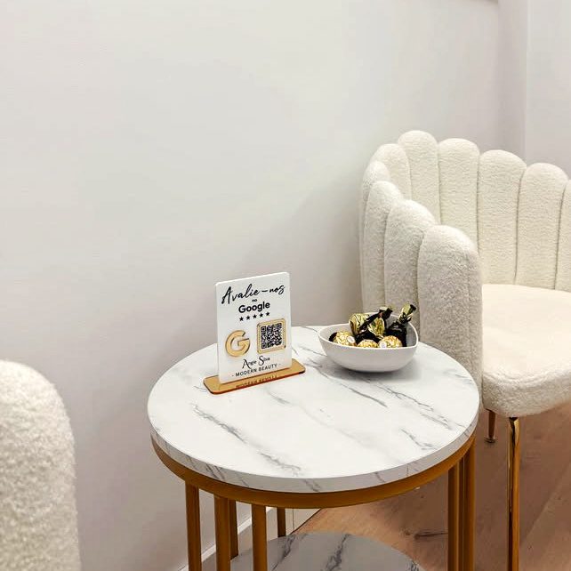 Placa QR Code para avaliações no Google colocada sobre mesa numa sala de espera para incentivar feedback dos clientes